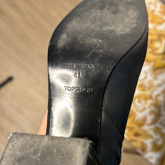 Chic Black Leather Ankle Boots - Picture 2 of 4